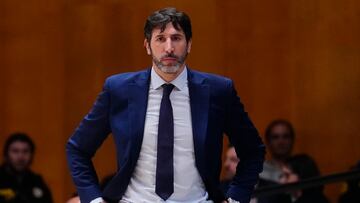 BADALONA (BARCELONA), 16/02/2023.- El entrenador del Valencia Basket, Álex Mumbrú, durante el partido correspondiente a cuartos de final de la Copa del Rey de baloncesto que Real Madrid y Valencia Basket disputan este jueves en el Palau Municipal d'Esports de Badalona. EFE/ Enric Fontcuberta.