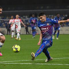 Johan Vásquez mira de reojo al Genoa