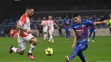 Johan Vásquez mira de reojo al Genoa