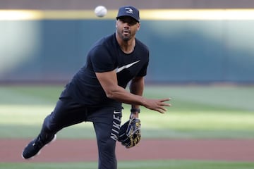 El quarterback de los Seahawks también hizo el primer lanzamiento para los Mariners en el juego ante los Red Sox el 15 de junio de 2018.