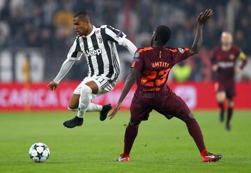 Douglas Costa con Samuel Umtiti.