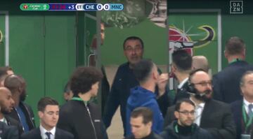 En el 迆ltimo minuto de la segunda parte de la pr車rroga de la Carabao Cup, Kepa Arrizabalaga, portero del Chelsea, se neg車 a abandonar el campo sustituido. El italiano Sarri hab赤a mandado a Willy Caballero saltar al campo por el portero espa?ol, pero Kepa se neg車 a ser cambiado. Incluso, el 芍rbitro habl車 con Kepa para que abandonara el c谷sped pero el espa?ol se neg車 en rotundo. El t谷cnico italiano hab赤a tomado la decisi車n de sacar al guardameta argentino por Kepa, despu谷s de que el exportero del Athletic se quejar芍 de problemas f赤sicos. El enfado de Sarri fue may迆sculo y amag車 con marcharse del banquillo hac赤a el vestuario. La autoridad del entrenador italiano, muy tocado por los malos resultados, queda en entredicho. Luego en la tanda de penalti el Chelsea perdi車 y Kepa s車lo pudo atajar el lanzamiento de San谷.