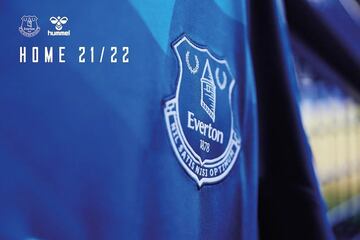 Everton presentó su nueva indumentaria local para la temporada 2021/22 con James Rodríguez como imagen.