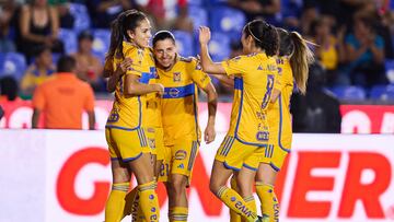 Jugadoras de Tigres Femenil festejan un gol en contra de Cruz Azul.