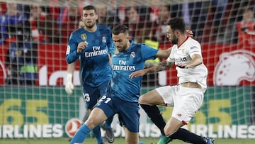 Borja Mayoral conduce el bal&oacute;n ante el &#039;Mudo&#039; V&aacute;zquez.