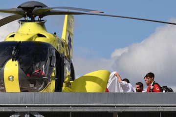 Chris Froome ha sufrido una grave caída hoy antes de la contrarreloj del Criterium del Dauphiné. Estaba reconociendo el recorrido cuando chocó contra un muro a gran velocidad. Ha sido trasladado de urgencia en helicóptero a Lyon y podría sufrir diversas fracturas.