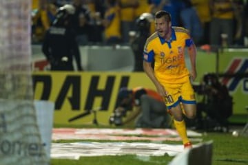 Gignac festeja su anotación.