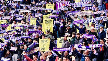 VALLADOLID (ESPAÑA), 15/03/2025.- Los aficionados del Real Valladolid animan a su equipo y piden la dimisión de su presidente Ronaldo Nazario durante el partido de Primera División ante el Celta de Vigo disputado en el estadio José Zorrilla este sábado. EFE/R.García