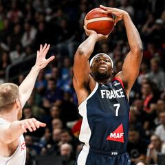 Francia, a la final de paseo