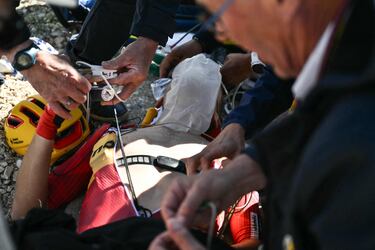 Tobias Johannessen, octavo en la genera, se fue al suelo nada más cruzar la meta en el Mont Ventoux. Tuvo que ser auxiliado y trasladado el hospital. 'Tobias tuvo problemas estomacales después de la meta. Recibió atención médica de inmediato, lo cual me alegra mucho. Está en la ambulancia y se siente mejor', contó el equipo médico del Uno-X.