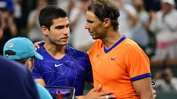 Los tenistas espa&ntilde;oles Carlos Alcaraz y Rafa Nadal se saludan tras su partido de semifinales en el Masters 1.000 de Indian Wells.