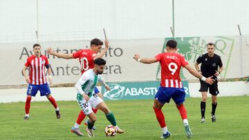 Chema Núñez controla un balón,