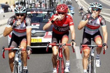 El estadounidense Chris Horner (Radioshack), ganador de la Vuelta Ciclista a España brinda con champán, con compañeros de su equipo en el pelotón, durante la vigésima primera etapa disputada entre Leganes y Madrid, de 142,2 kilómetros