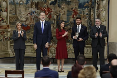 La reina Letizia ante el rey Felipe VI, entrega un galardón al alcalde de Gandía, José Manuel Prieto en representación del Ayuntamiento de Gandía que ha sido reconocido con el Premio Consejo Superior de Deportes como la entidad local española que más ha contribuido a la promoción del deporte en 2023, durante la ceremonia de entrega de los Premios Nacionales del Deporte correspondientes a 2023 y 2024.