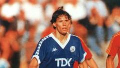 Llegó al Ajax Ámsterdam a los diecisiete años, y se incorporó a las categorías inferiores del club. Su debut en el primer equipo fue el 3 de abril de 1982 ante el NEC Nijmegen, partido en el que fue sustituto de Johan Cruyff. En ese partido marcó su primer gol,