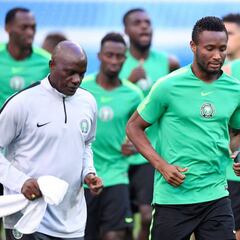 Obi Mikel jugará con un protector en la mano por una fractura