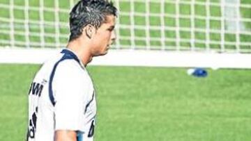 <b>ROMPIÓ EL HIELO. </b>Cristiano cruzó el campo para unirse a Raúl, Guti y Salgado en un rondo durante el entrenamiento de ayer.