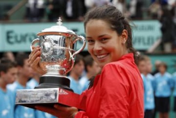 Ana Ivanovic posa con su primer Roland Garros en 2008 tras ganar a Dinara Safina en la final. 
