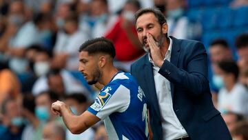 BARCELONA, 03/10/2021.- El entrenador del Espnayol Vicente Moreno (d) da instrucciones a su jugador, Oscar durante partido de la octava jornada de Liga que disputan ante el Espanyol en el RCDE Stadium de Cornellá. EFE/ Enric Fontcuberta.
