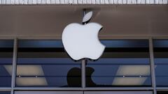 FILE PHOTO: Logo of an Apple store is in Washington, U.S., January 27, 2022.      REUTERS/Joshua Roberts/File Photo