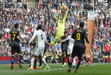 Diego López atrapa el balón. 