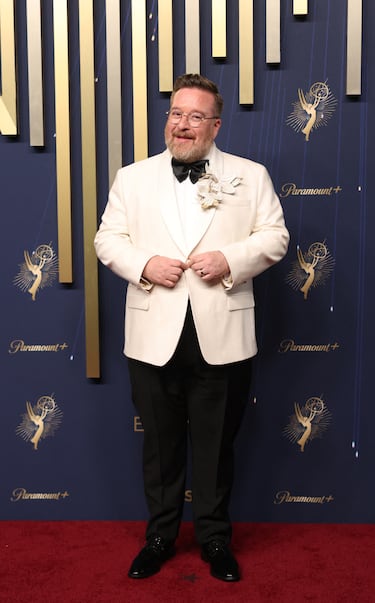 Michael Cyril Creighton posa en la alfombra roja de los Premios Emmy 2025 celebrados en California.