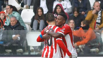 Otero y Nacho Méndez celebran el 0-1 en el partido Burgos-Sporting.