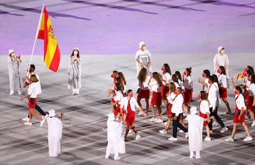 Los abanderados Mireia Belmonte y Saul Craviotto de la delegación de España lideran a su equipo durante la Ceremonia de Apertura de los Juegos Olímpicos de Tokio 2020