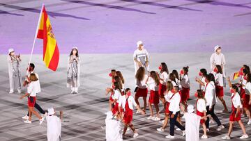 Los abanderados Mireia Belmonte y Saul Craviotto de la delegación de España lideran a su equipo durante la Ceremonia de Apertura de los Juegos Olímpicos de Tokio 2020