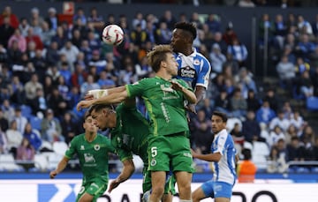 Bouldini, rematando de cabeza ante el Racing.