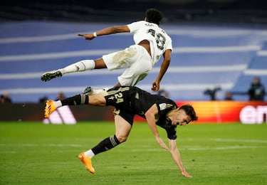 Choque entre Tchouameni y Gabri Veiga.