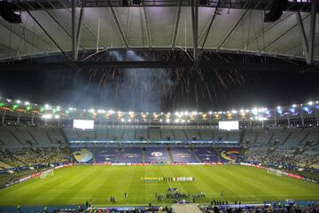 Formaci¨®n de las selecciones de Argentina y Brasil en el estadio de Maracan¨¢.