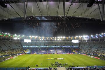 Formacin de las selecciones de Argentina y Brasil en el estadio de Maracan.