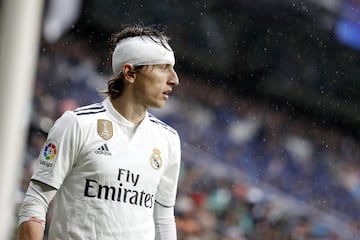 Modric bandaged up