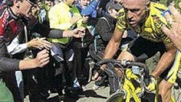 <b>UN MITO.</B> Los tifosi esperan ver renacer a Pantani en Pampeago, una cima en la que terminó vestido de rosa las dos veces que se subió.