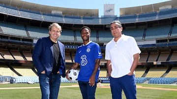 Sterling, en su presentación como jugador del Chelsea, con los nuevos jefes del club londinense.