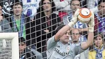 <b>POR ARRIBA Y POR ABAJO</b>. Casillas ha recuperado la forma y ya vuelve a ser el portero infranqueable de siempre.