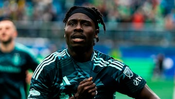 Georgi Minoungou, celebrando un gol con la camiseta de Seattle Sounders