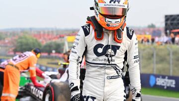 Yuki Tsunoda tras bajarse del coche en Zandvoort.