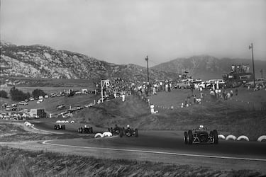 Al año siguiente, un nuevo circuito americano entraría en la F1 para despedir la temporada como hizo Sebring en 1959: Riverside. Este trazado californiano sonará a los más veteranos y estudiosos del motor, puesto que dejó de albergar carreras profesionales en 1988 (seguiría un año más abierto para clubes de coches y otros eventos especiales). Esta vez, el título llegaría allí ya decidido y en manos de Brabham de nuevo, y Stirling Moss arrasaría con victoria desde la pole. La F1 estuvo allí antes, en el 58, pero con una carrera fuera del Mundial.