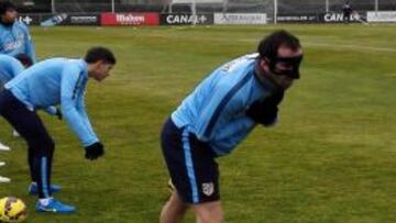 Diego Godín entrena con la máscara en Majadahonda