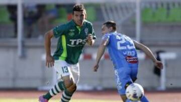 Barriga disputa el bal&oacute;n con Dami&aacute;n Lizio, de O&#039;Higgins, en la victoria de Wanderers ante los rancag&uuml;inos, por la fecha 13.