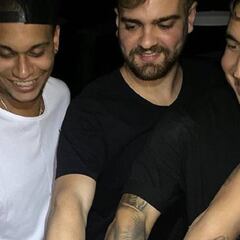 Neymar y los 'toiss' celebran el traspaso haciéndose un tatuaje