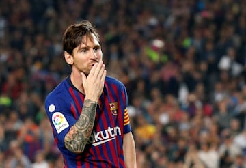 Peinado desaliñado y barba corta.