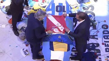 Alberto Fernández despide a Maradona con la camiseta de Argentinos Juniors