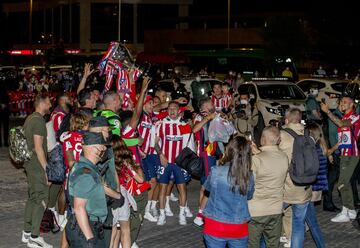 Seguidores y jugadores del Atltico celebran LaLiga