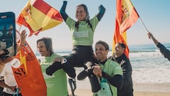 Sarah Almagro, campeona del mundo de parasurfing o surf adaptado, saliendo del agua a hombros con la bandera española en Huntington Beach el sábado 11 de noviembre del 2023.