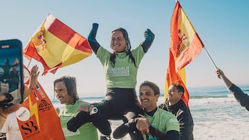 Sarah Almagro, campeona del mundo de parasurfing o surf adaptado, saliendo del agua a hombros con la bandera española en Huntington Beach el sábado 11 de noviembre del 2023.