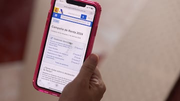 Una persona cumplimenta la declaración de la Renta, a 3 de abril de 2024, en Madrid (España). Los contribuyentes han presentado en el primer día y medio de la Campaña de la Renta 2024 un total de 1.675.000 declaraciones, lo que supone un descenso del 0,1% respecto al año pasado. Fuentes del organismo han informado de que, del conjunto de declaraciones presentadas, 136.000 se han realizado a través del nuevo servicio de 'Renta Directa' y 238.000 con la aplicación de la Agencia Tributaria, un 2,4% más.
03 ABRIL 2025
Eduardo Parra / Europa Press
03/04/2025