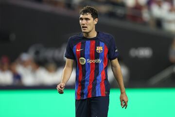El central dan¨¦s ha sido el jugador que m¨¢s minutos ha disputado en la gira norteamericana y el l¨ªder de la defensa. Contra el Inter de Miami y el Real Madrid Christensen no pas¨® apenas apuros. Ante la Juventus estuvo muy atento en las anticipaciones, fue h¨¢bil al sacar el bal¨®n y mostr¨® seguridad en sus duelos con los rivales. En su ¨²ltimo encuentro frente al New York Red Bull tambi¨¦n cuajo un buen partido y estuvo bien colocado en todo momento. Xavi Hern¨¢ndez lo tendr¨¢ complicado a la hora de elegir, ya que tras el fichaje de Kound¨¦ y la presencia de Araujo y Eric Garc¨ªa no ser¨¢ tarea f¨¢cil para el dan¨¦s, que ya ha mostrado sus credenciales.